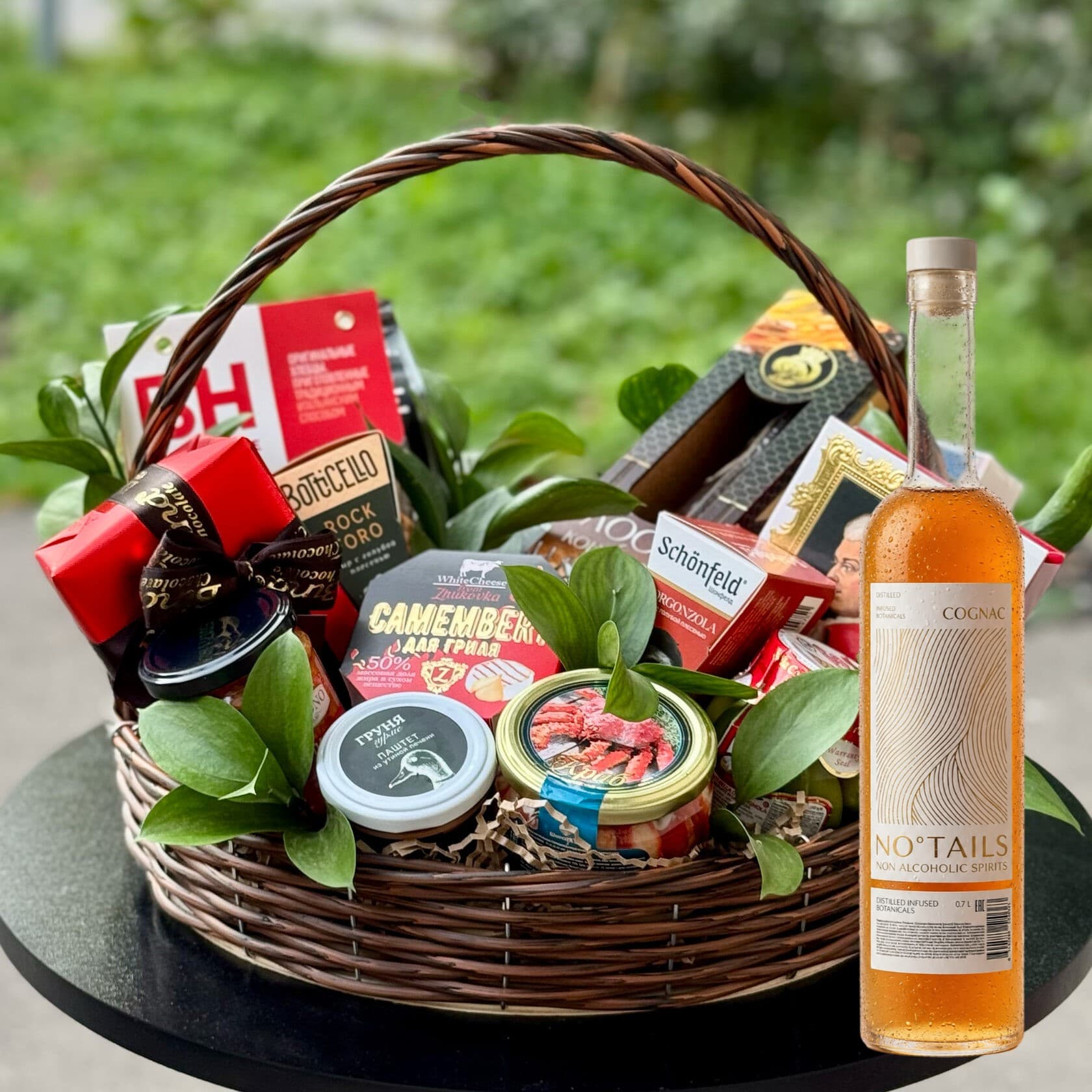 Подарочная корзина с безалкогольным напитком 0% "Золотой вечер" со вкусом коньяка