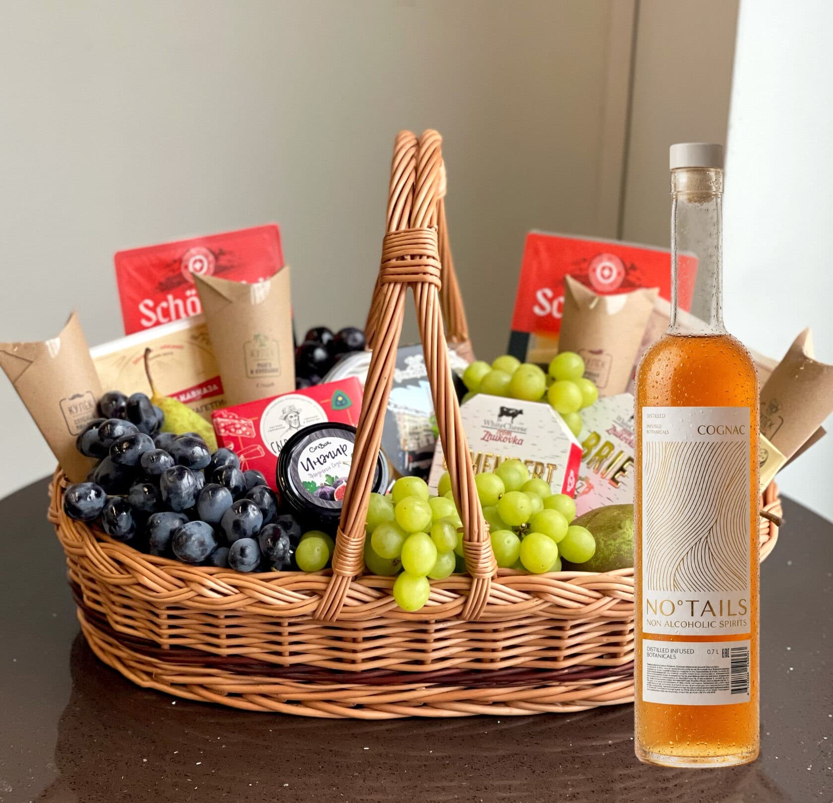 Подарочная корзина с безалкогольным напитком 0% "Пиратский клад" со вкусом коньяка