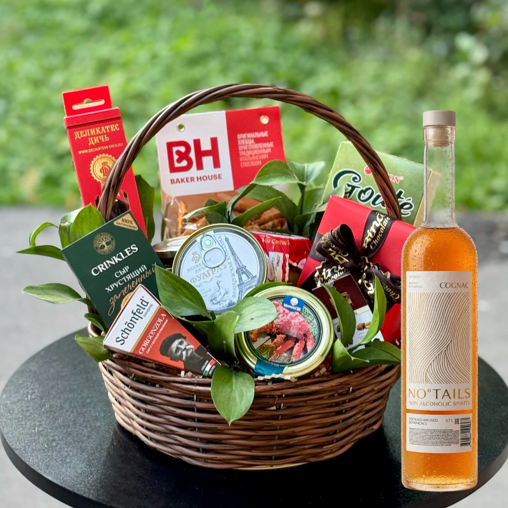 Подарочная корзина с безалкогольным напитком 0% "Имперская корона" со вкусом коньяка