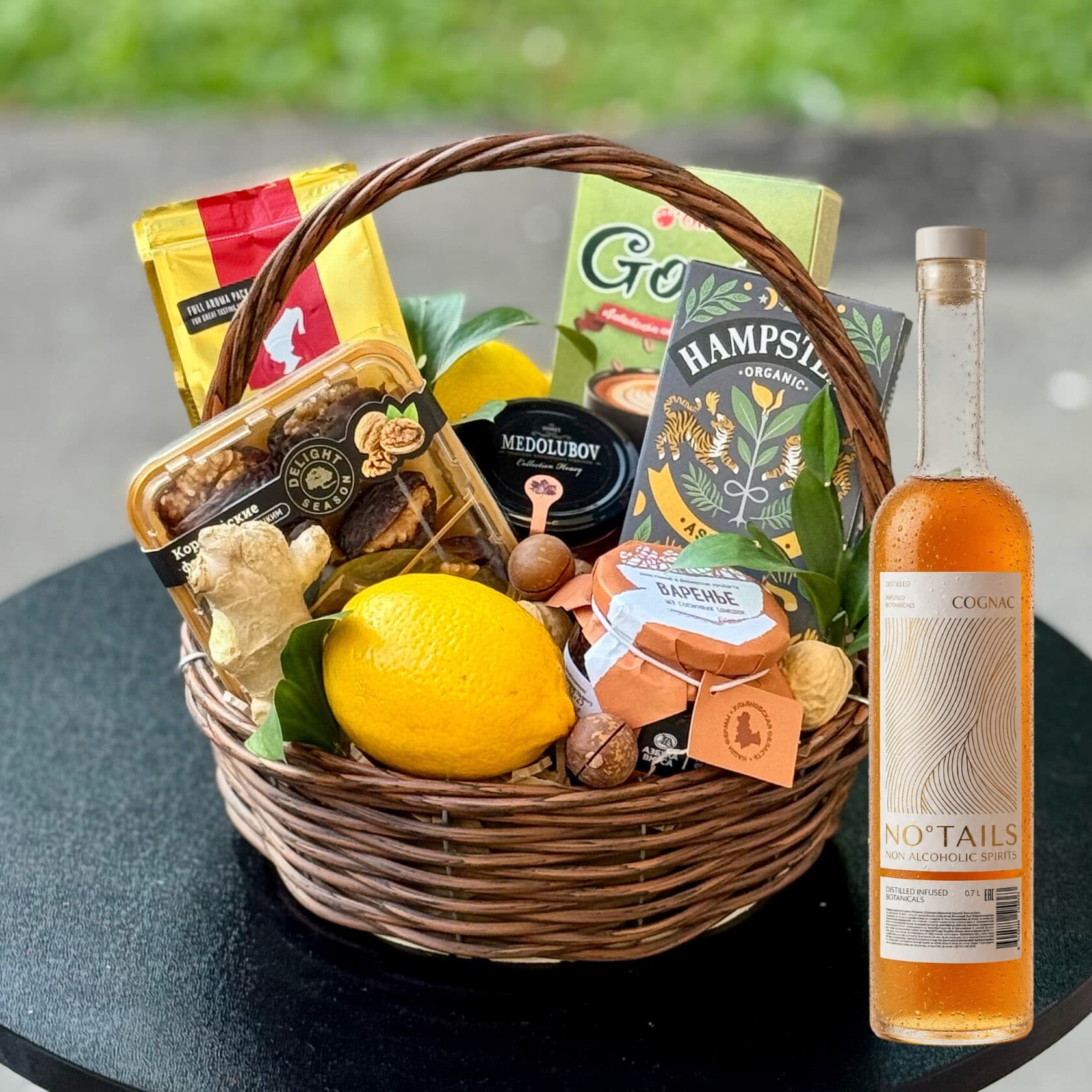 Подарочная корзина с безалкогольным напитком 0% "Фортуна" со вкусом коньяка