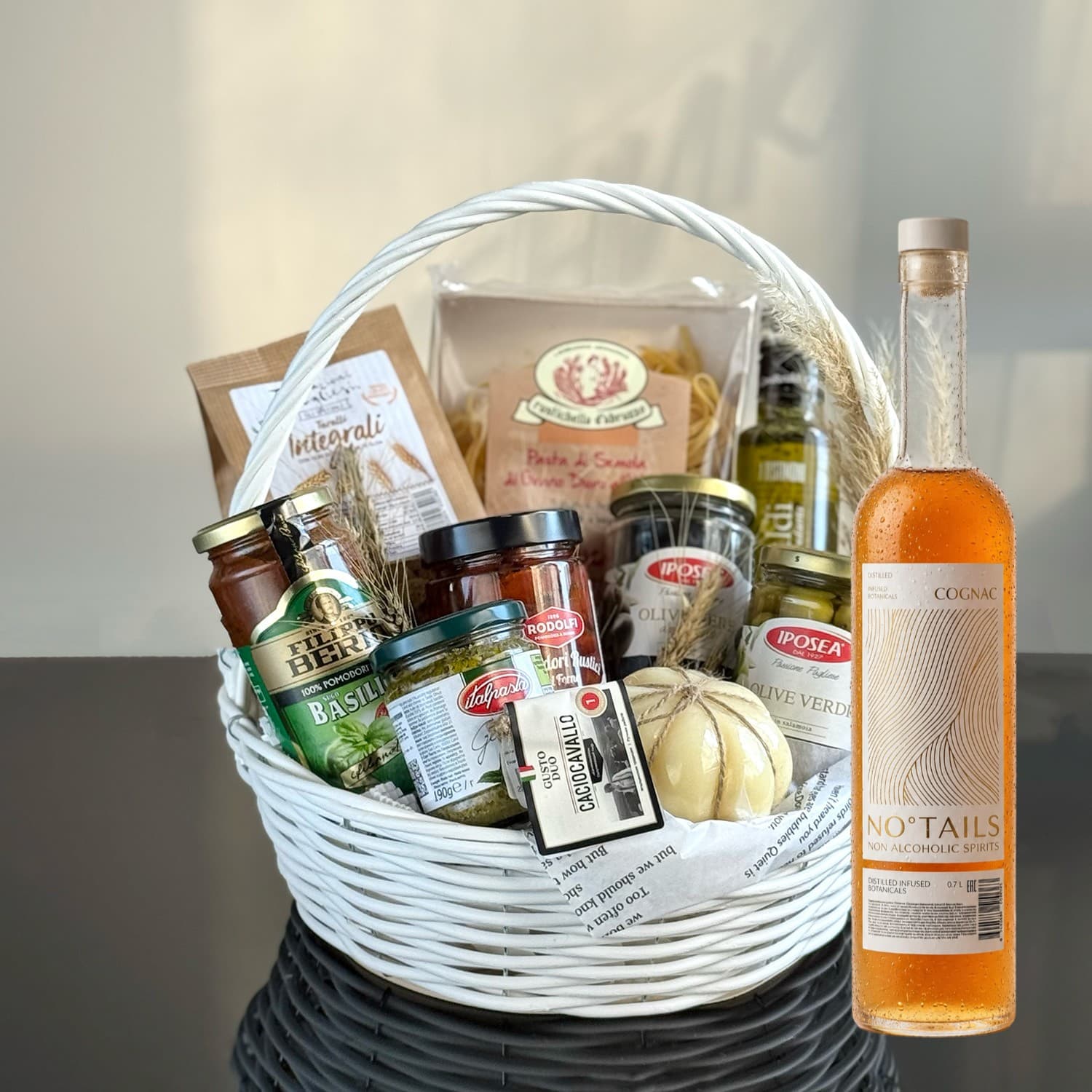Подарочная корзина с безалкогольным напитком 0% "Миланский шик" со вкусом коньяка