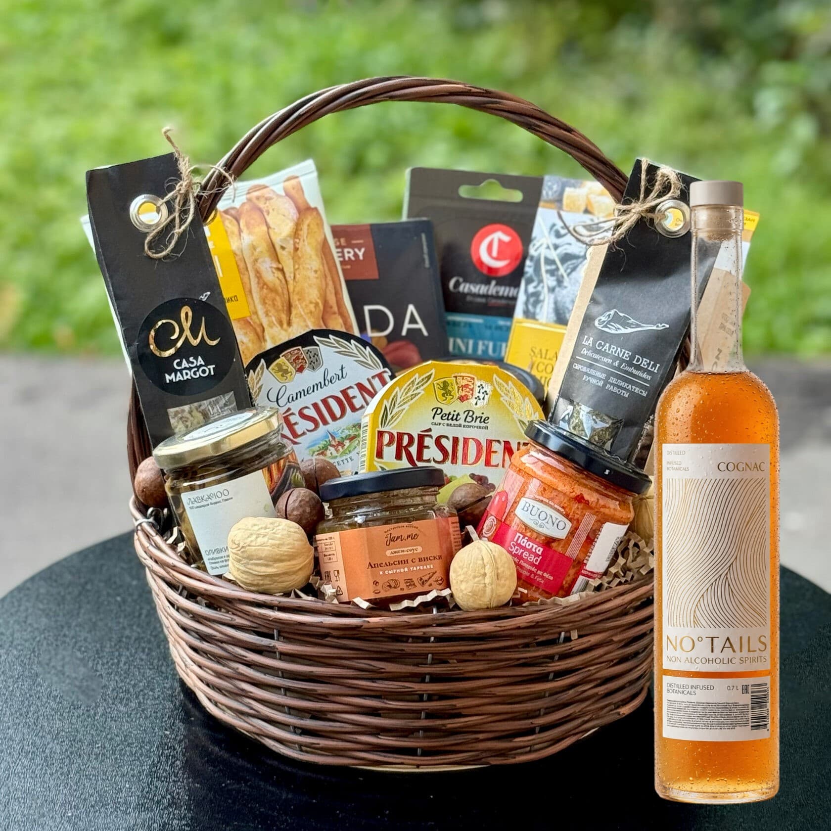 Подарочная корзина с безалкогольным напитком 0% "Ароматная сага" со вкусом коньяка