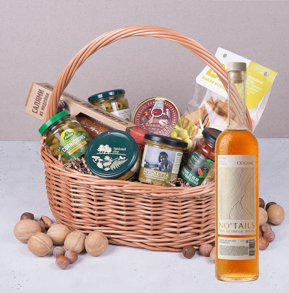 Подарочная корзина с безалкогольным напитком 0% "Министр" со вкусом коньяка