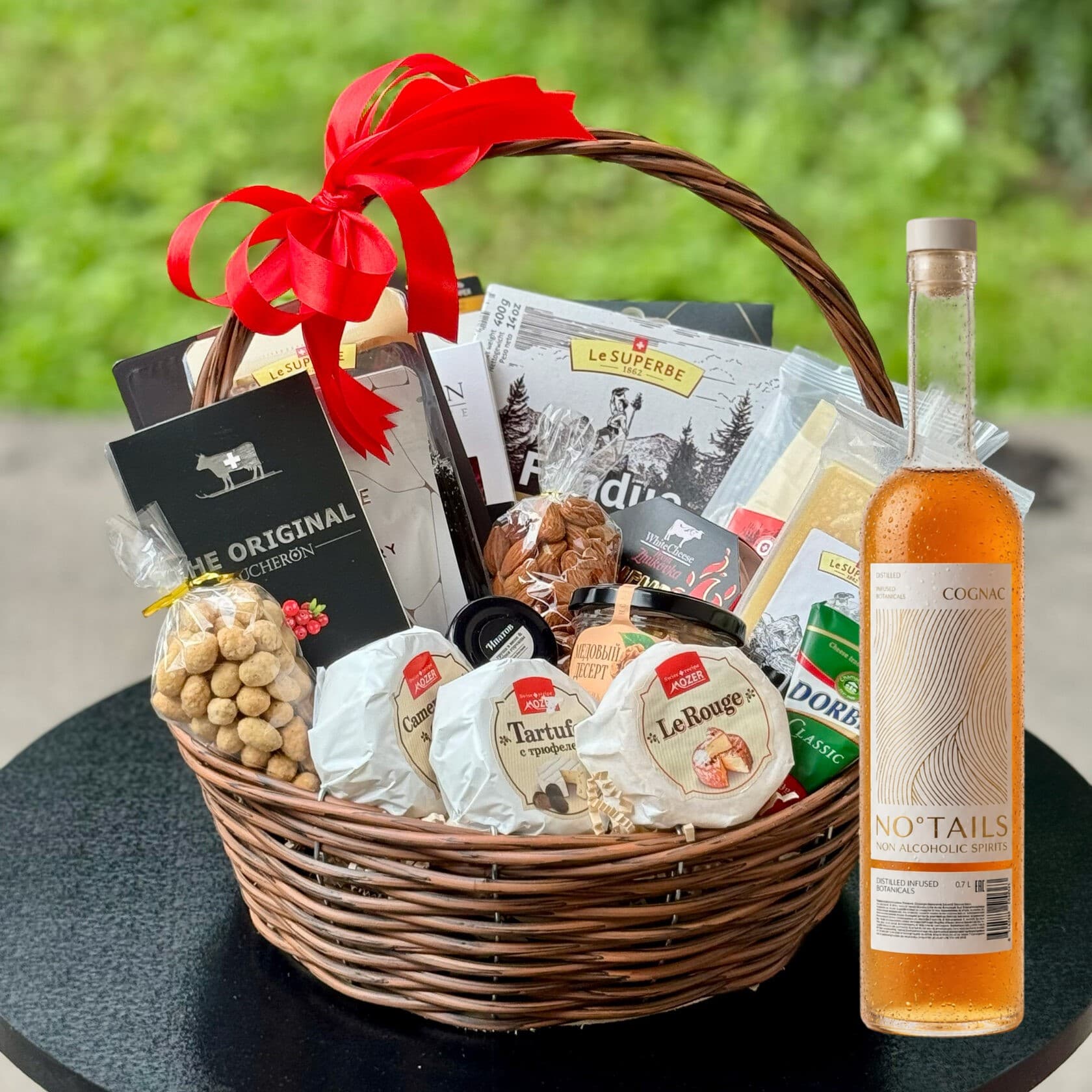 Подарочная корзина с безалкогольным напитком 0% "Микс изысков" со вкусом коньяка