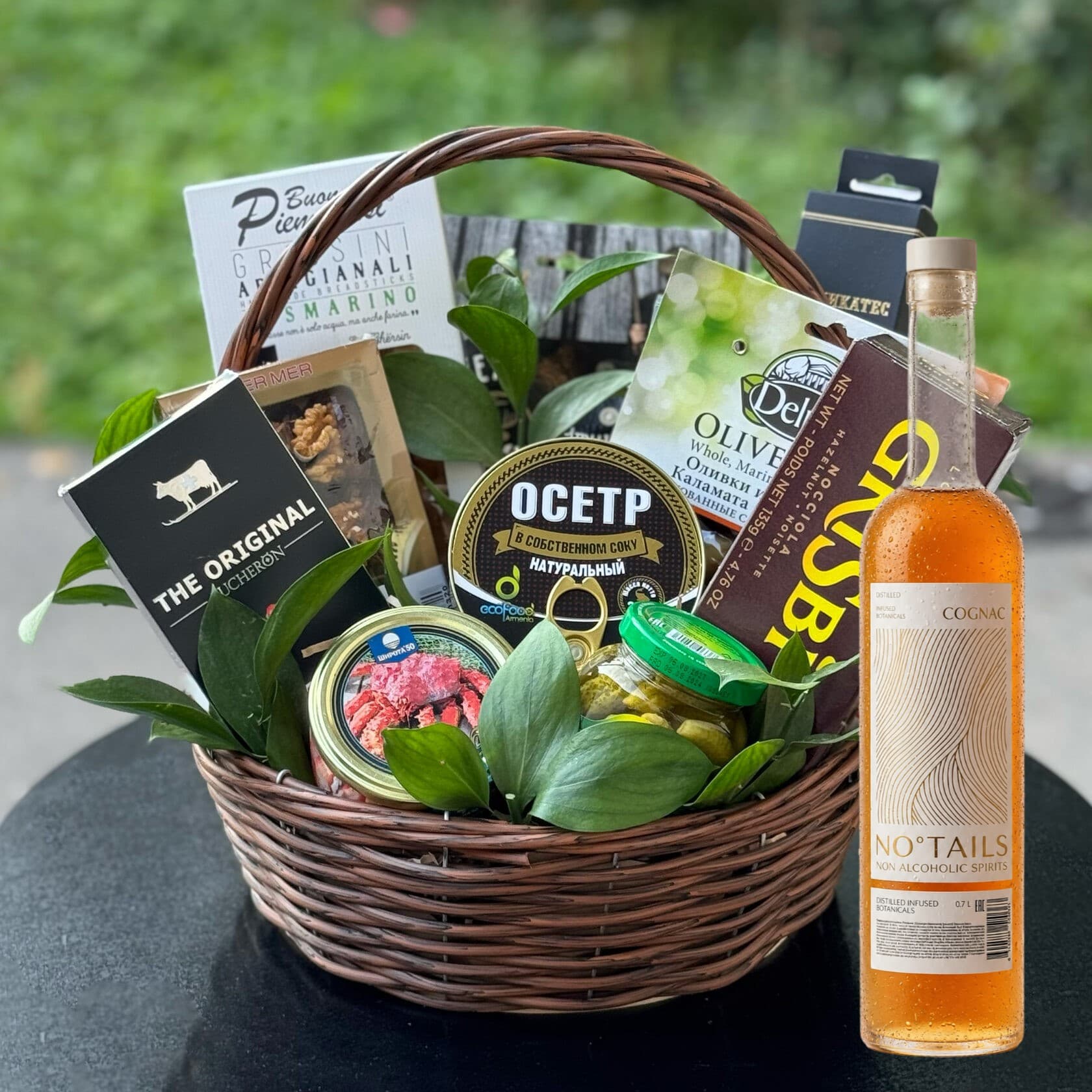 Подарочная корзина с безалкогольным напитком 0% "Дубовый шепот" со вкусом коньяка