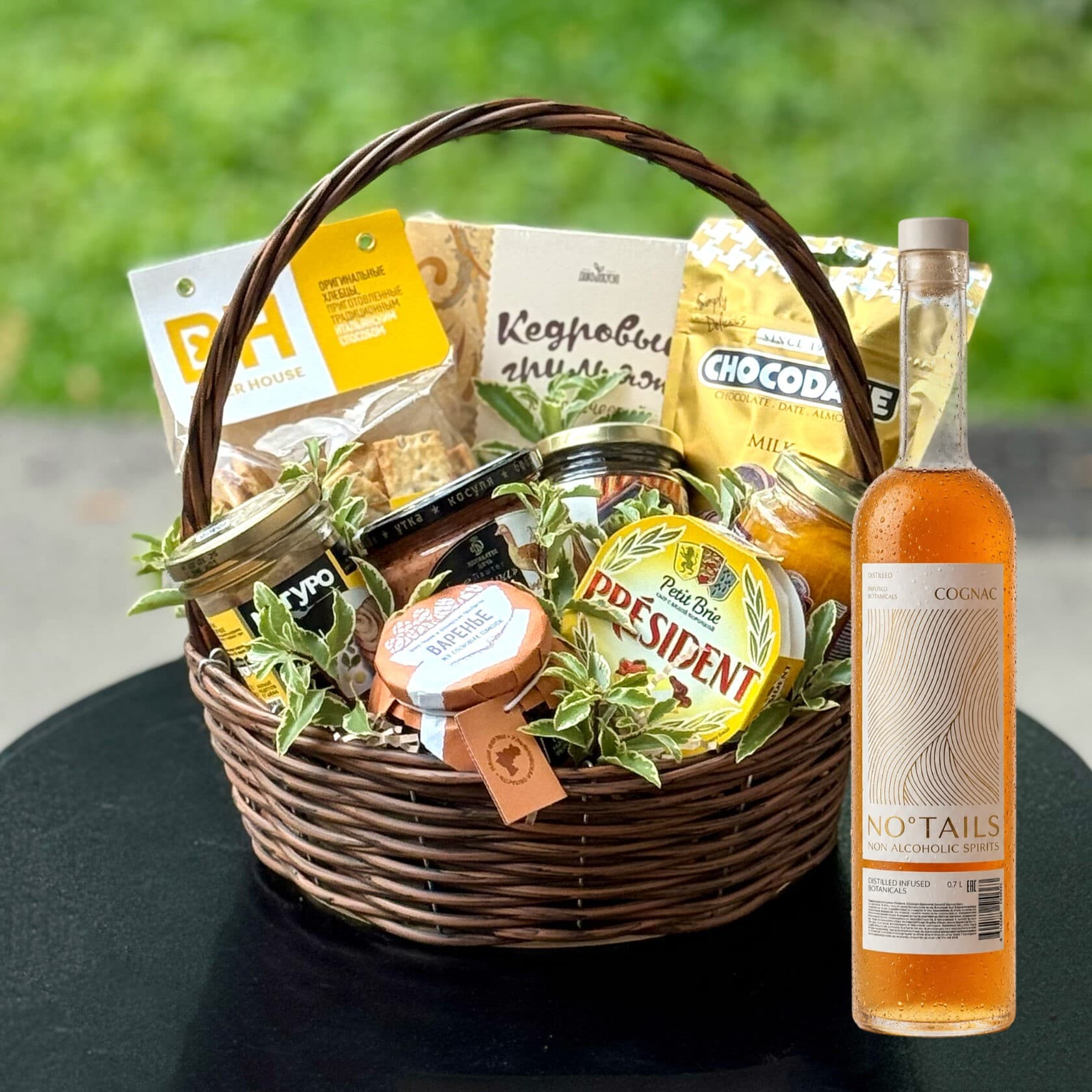 Подарочная корзина "Вкусная история" с безалкогольным коньяком