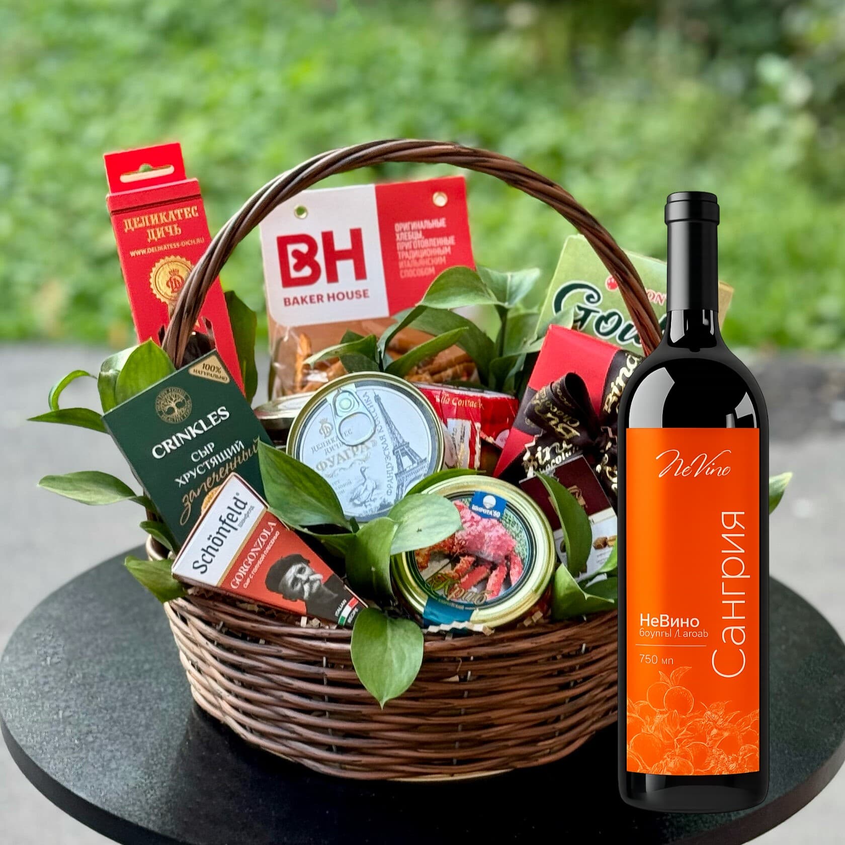 Подарочная корзина "Властелин вкуса" с безалкогольным фруктовый напитком Сангрия 0%