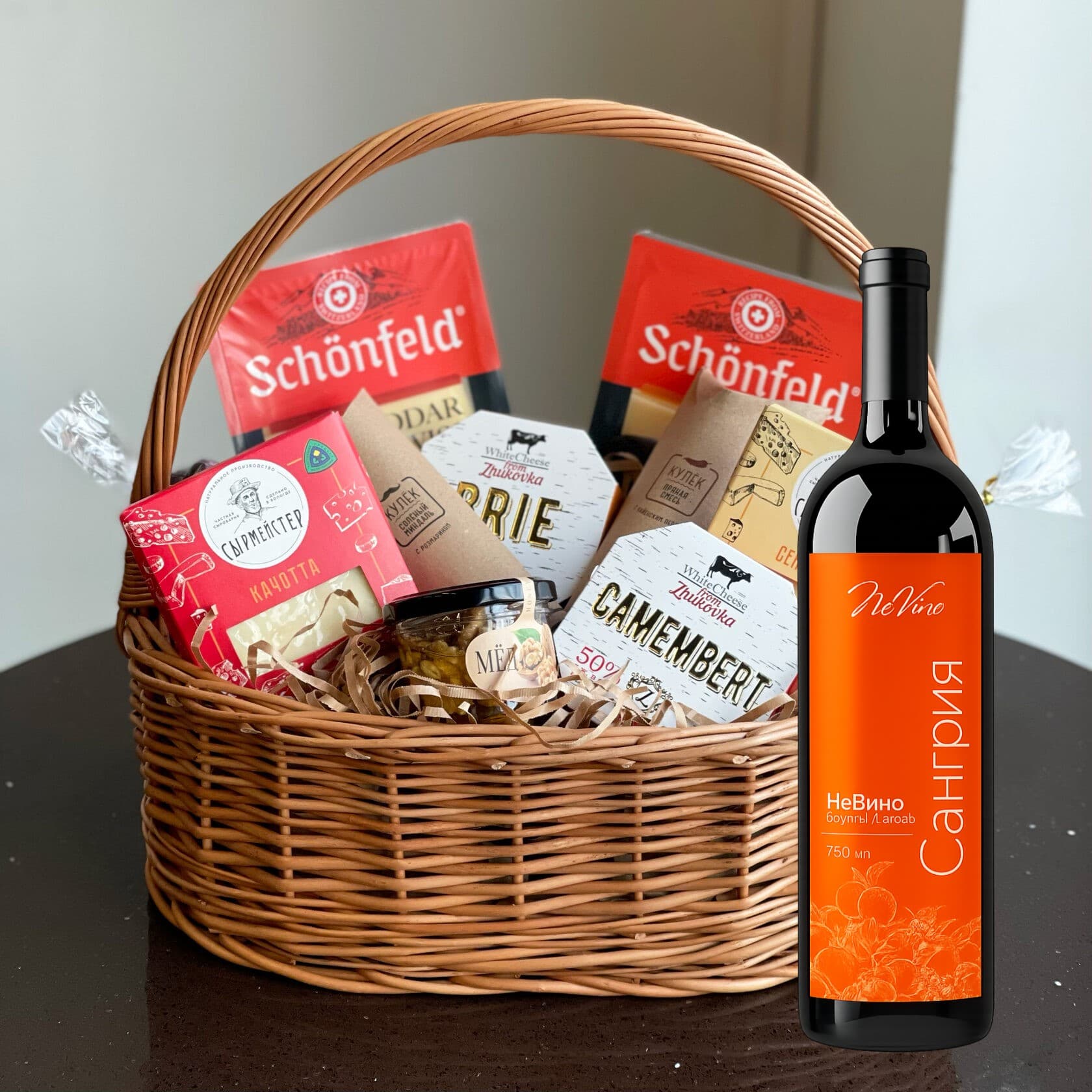 Подарочная корзина "Сырный каприз" с безалкогольным фруктовый напитком Сангрия 0%