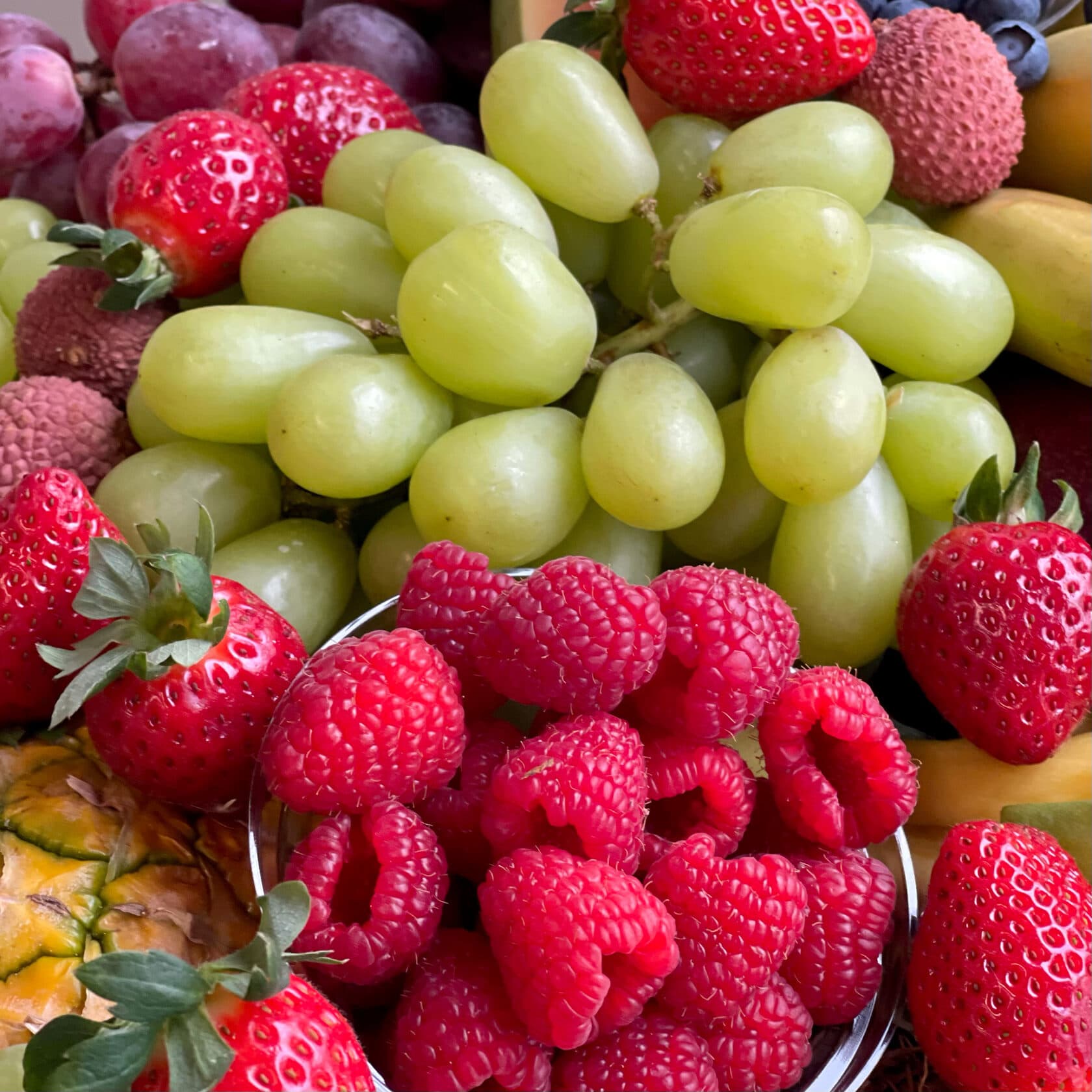 Фруктовая корзина ананасом, манго, папайей и питахайей "Tutti Frutti Vip", фото 3