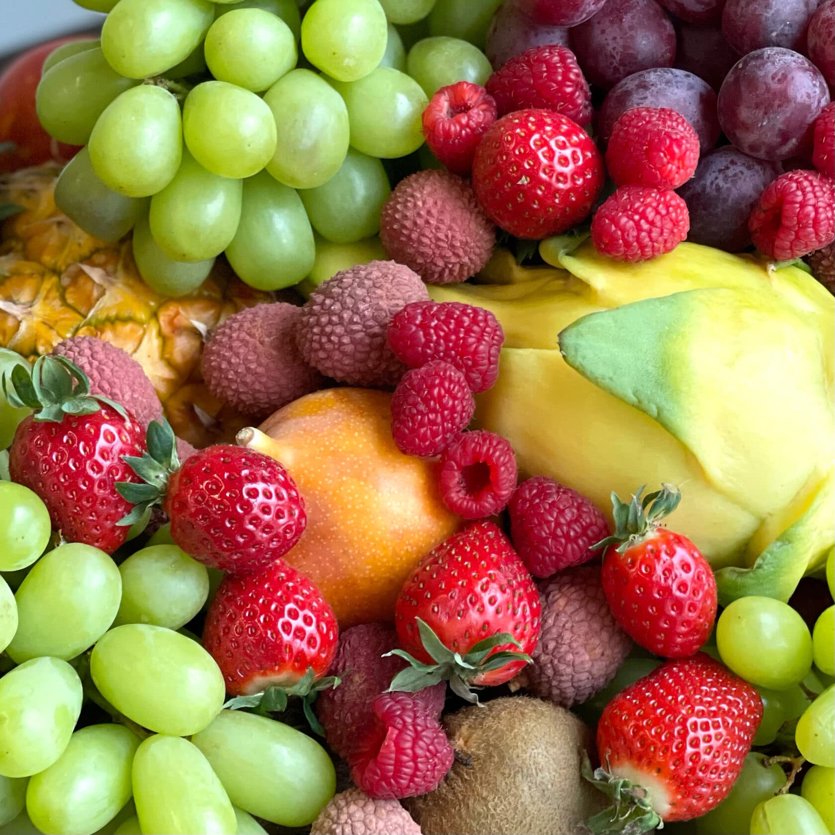 Фруктовая корзина ананасом, манго, папайей и питахайей "Tutti Frutti Vip", фото 2