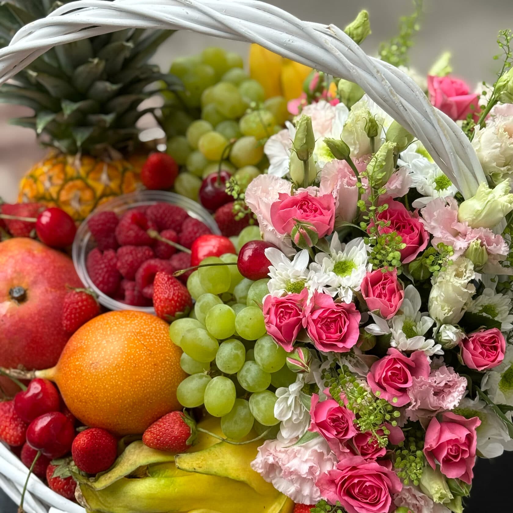 Подарочная корзина с фруктами 'Фруктовая экзотика c цветами", фото 3