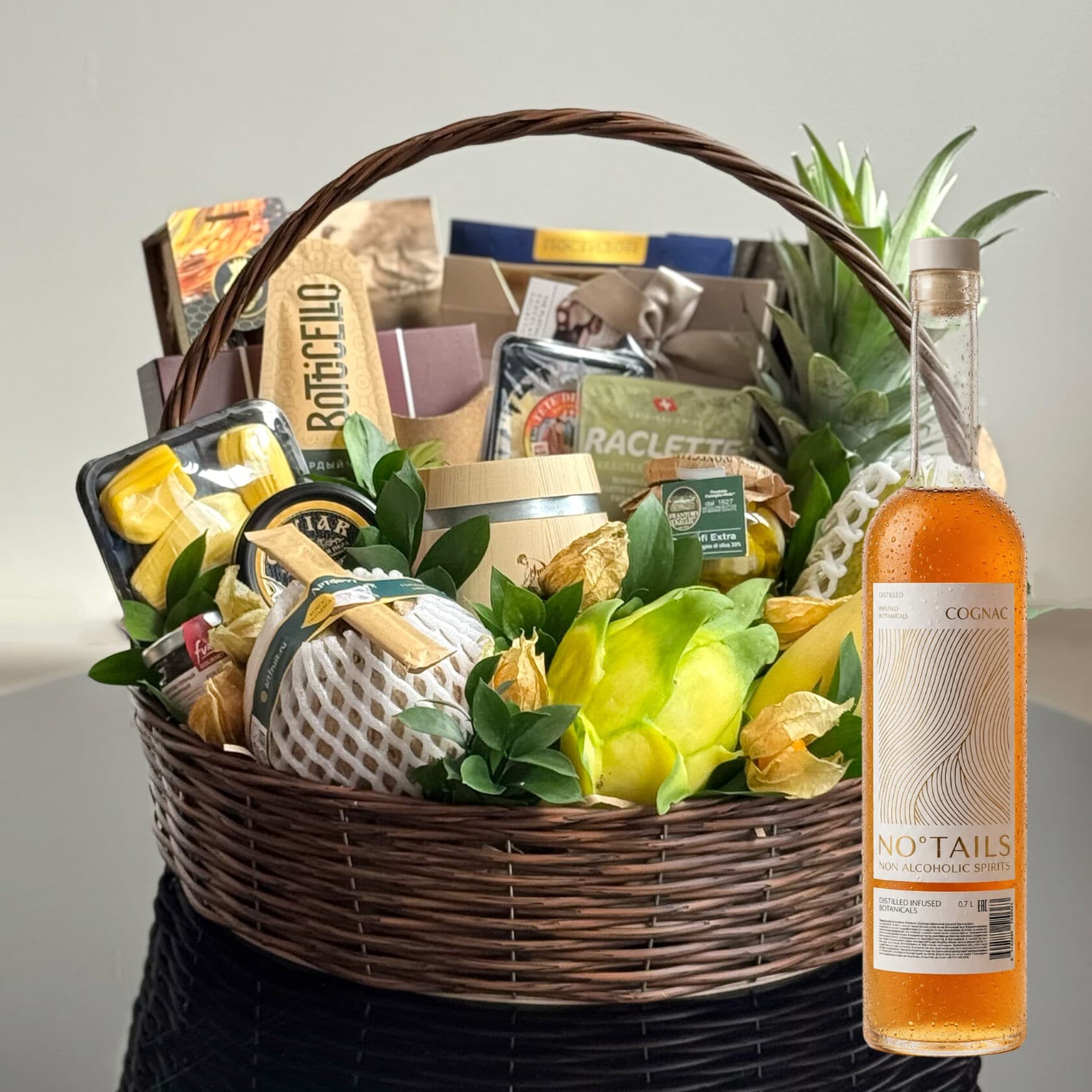 Подарочная корзина с икрой и фруктами и безалкогольным напитком 0% "Шедевр без градуса" со вкусом коньяка