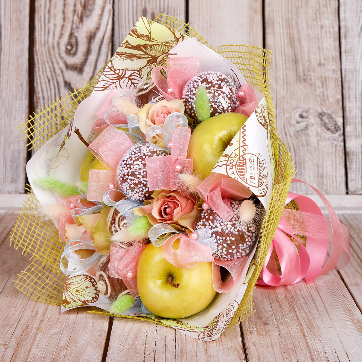 Букет из фруктов, конфет и цветов ОФ34 "Нежность" (25х30 см)