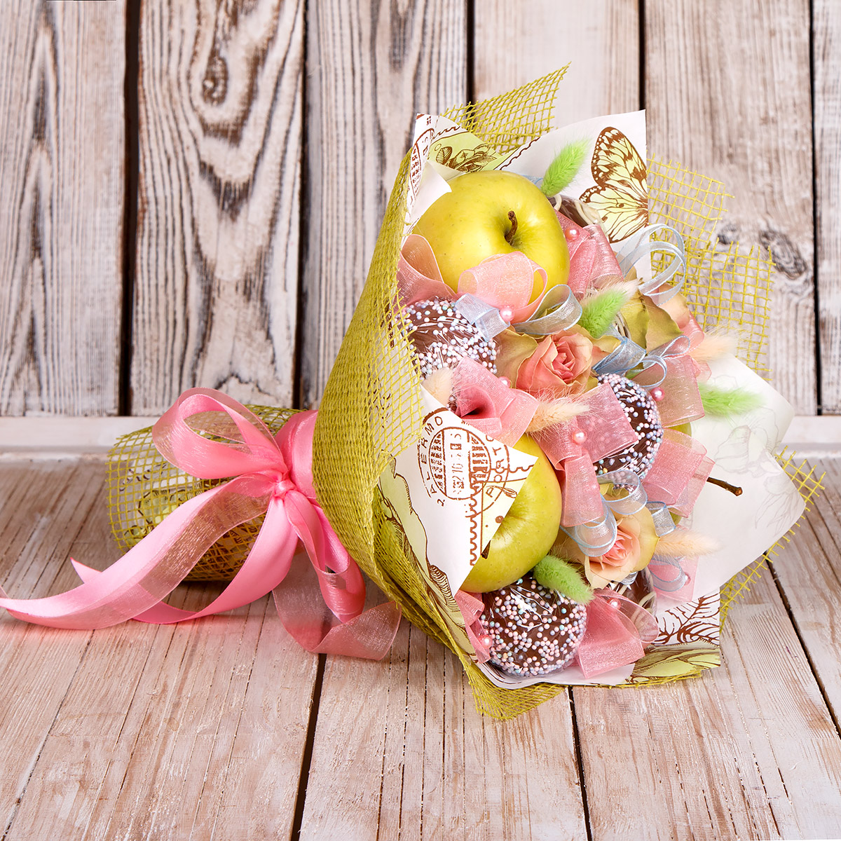 Букет из фруктов, конфет и цветов ОФ34 "Нежность" (25х30 см). Фото N2