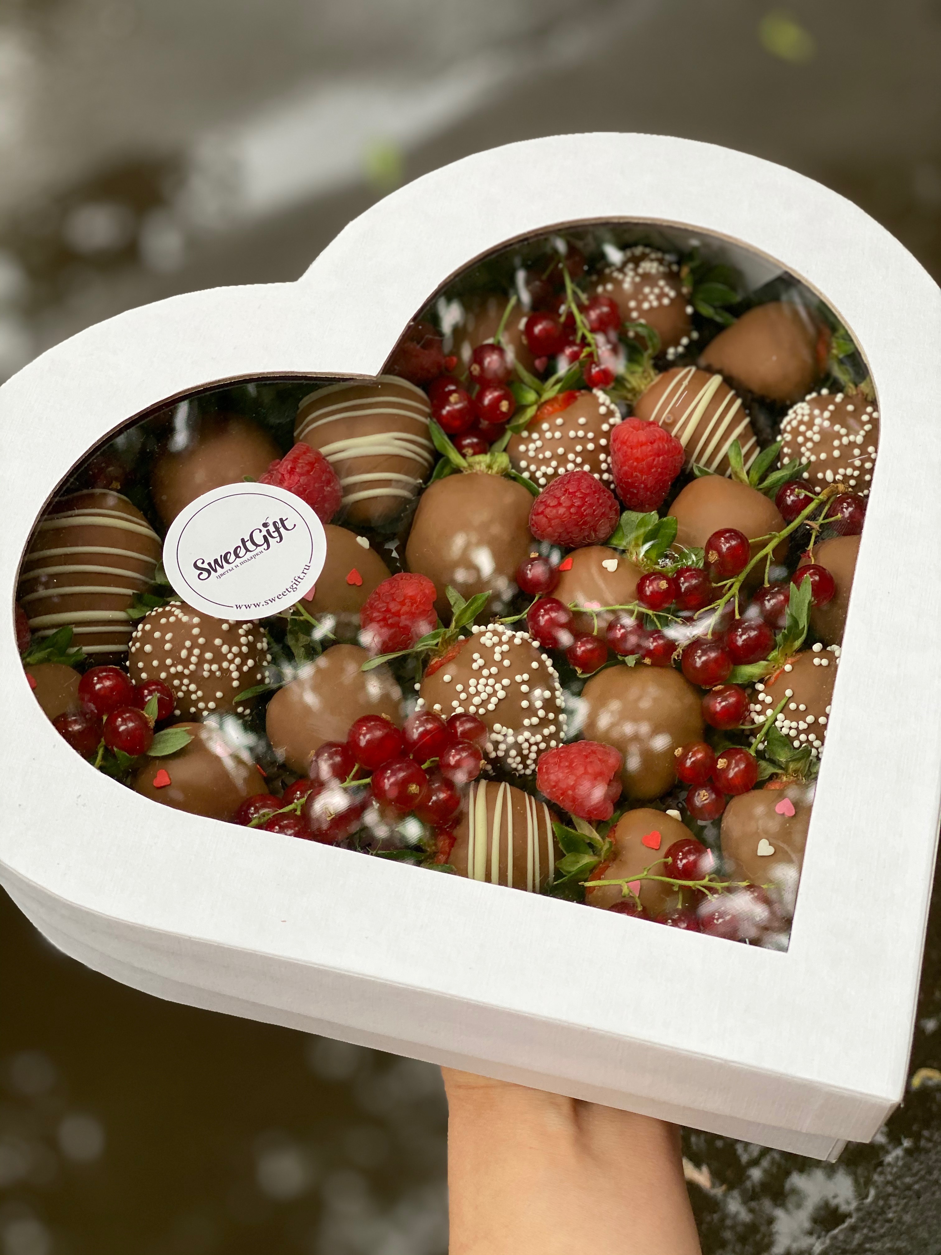 Подарочный набор из клубники в шоколаде "Сердце". Фото N5