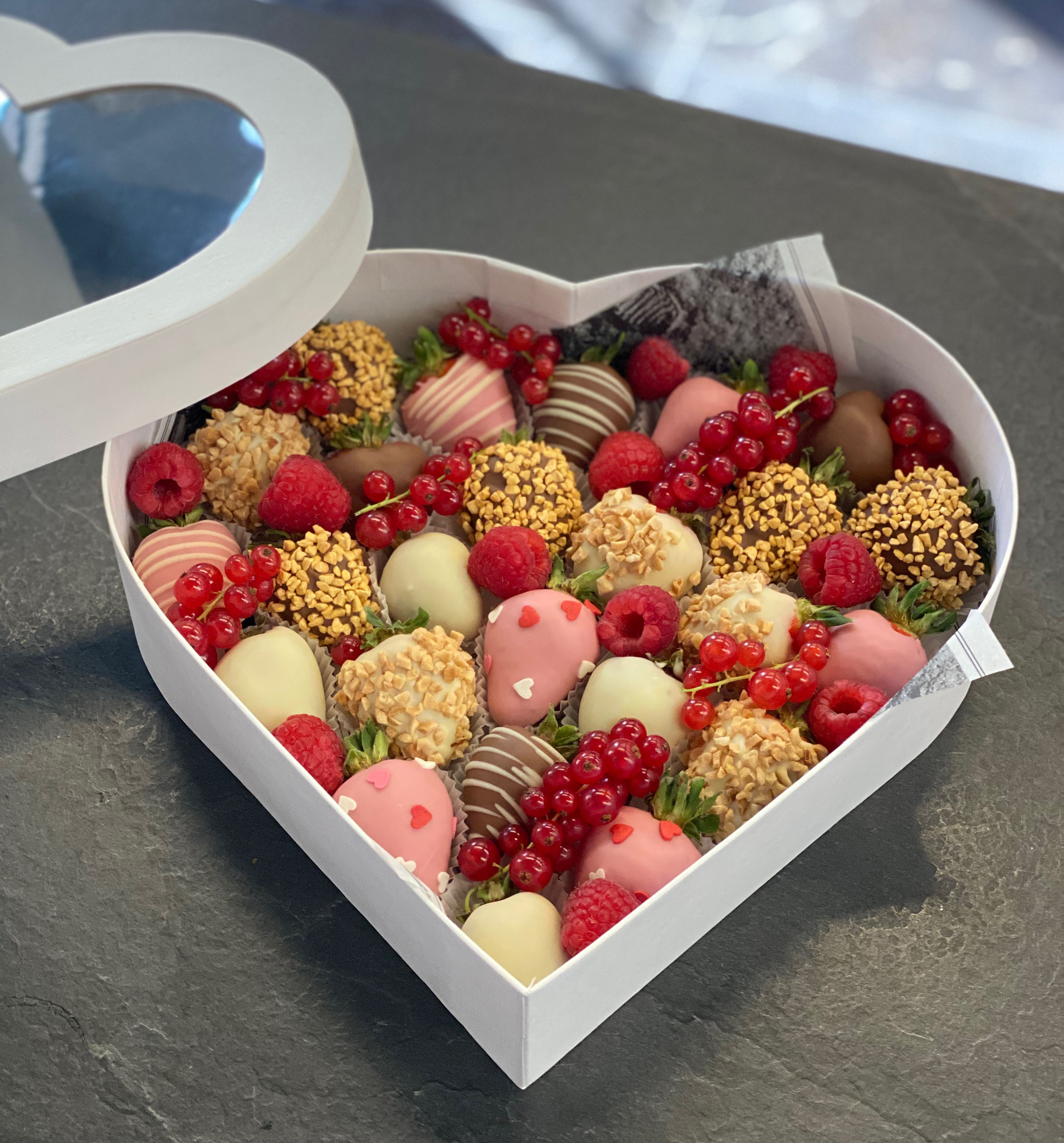 Подарочный набор из клубники в шоколаде "Сердце". Фото N3