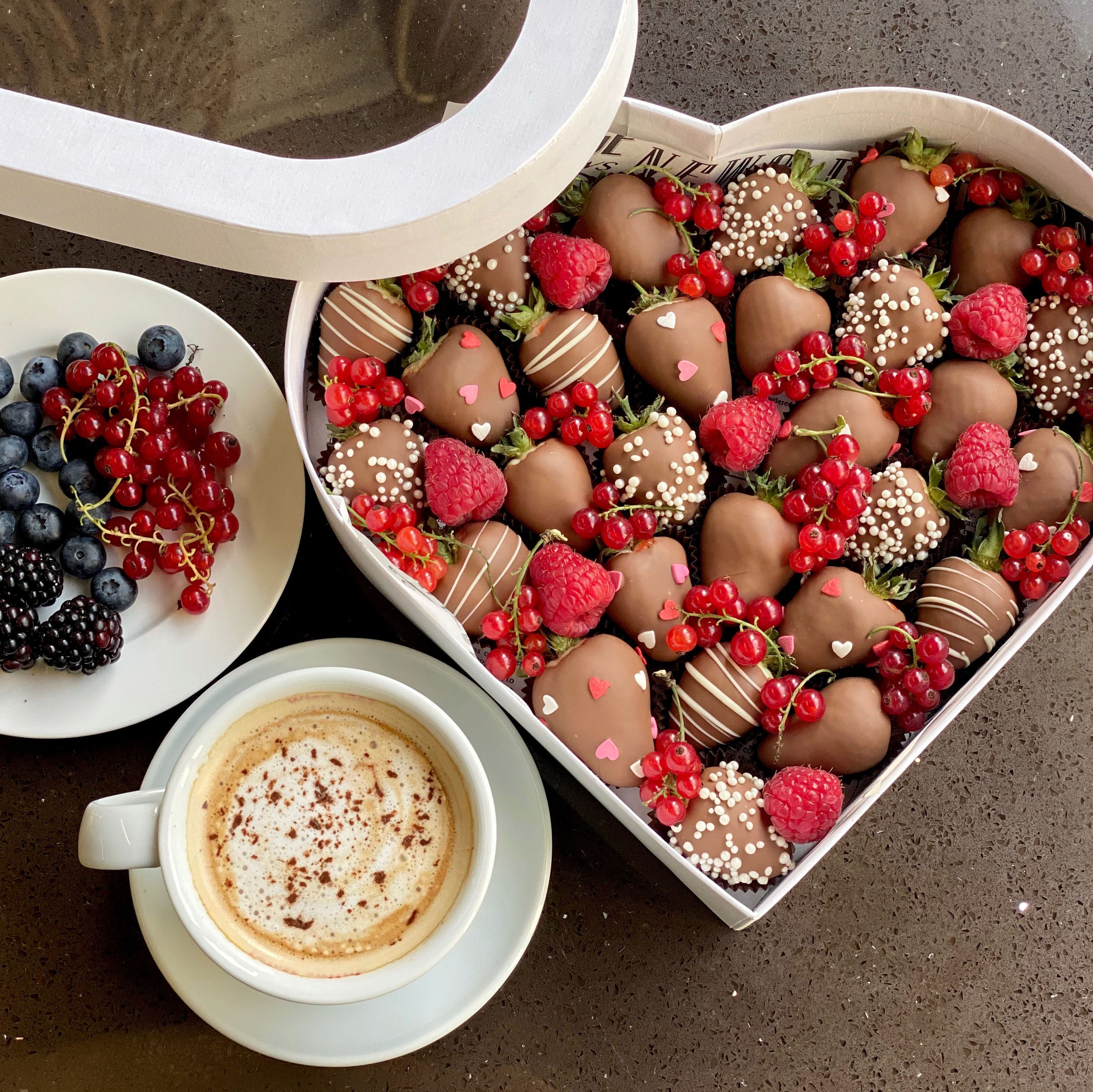 Подарочный набор из клубники в шоколаде "Сердце". Фото N2