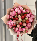 Букет из конфет с розами "Клубничное эскимо" М (с кустовыми розами)