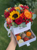 Букет-шкатулка из цветов и клубники "Осень"